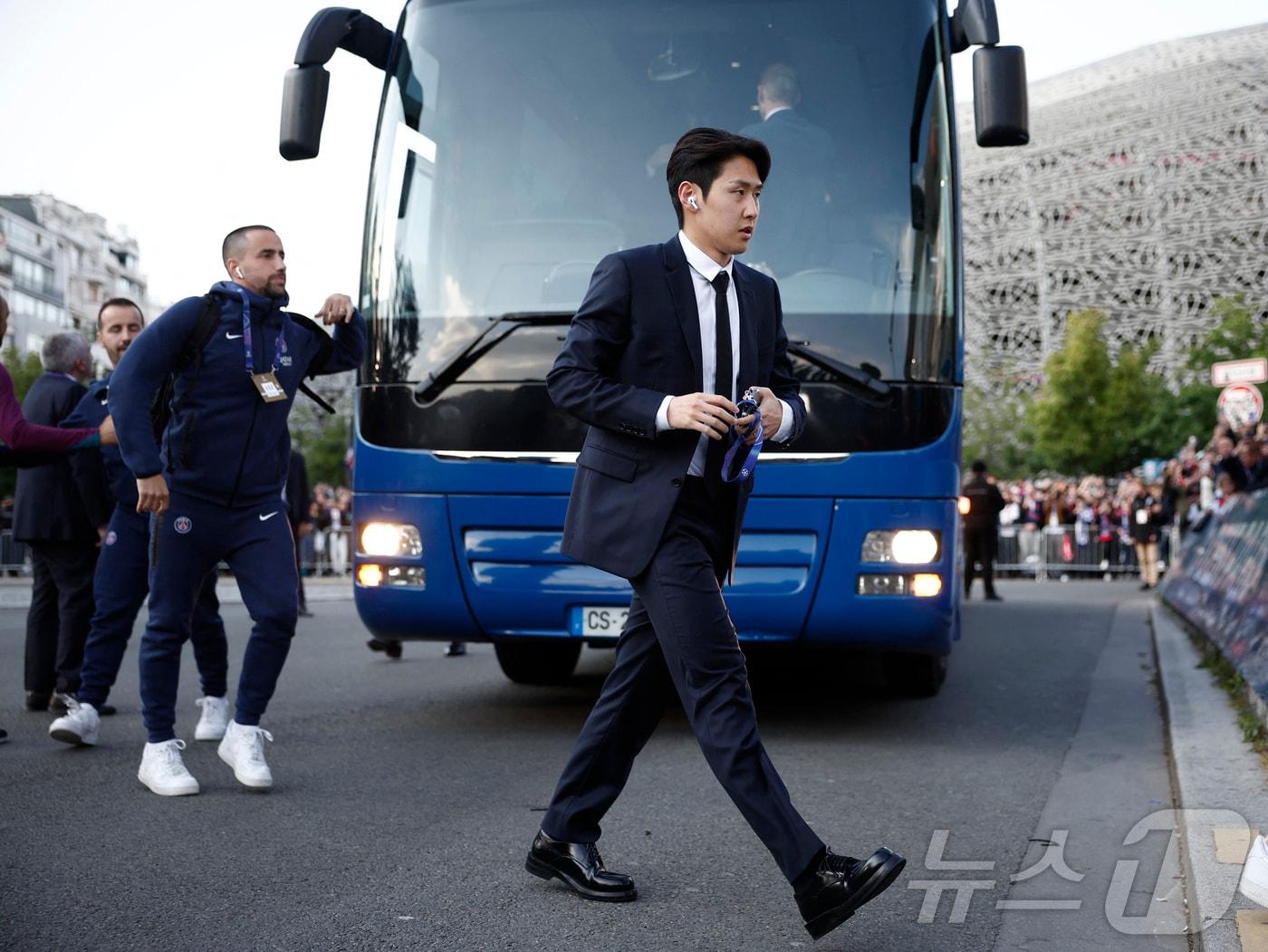 본문 이미지 - UCL 경기에 앞서 경기장으로 들어가는 이강인l ⓒ 로이터=뉴스1