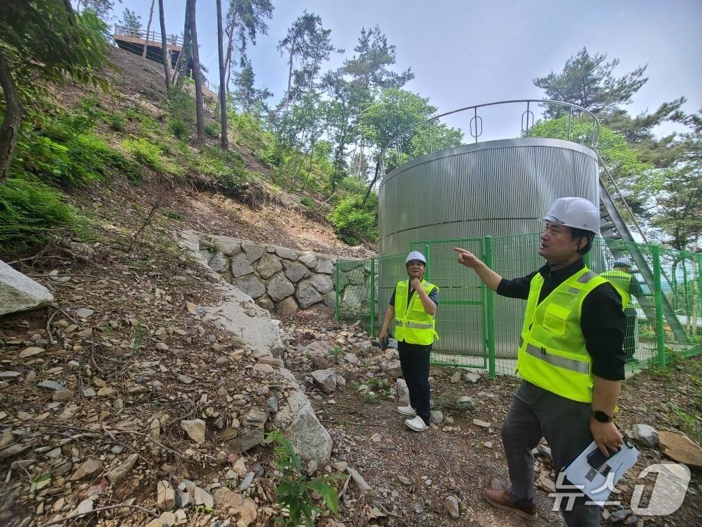 본문 이미지 - 진흥원 합동 점검반원이 지난 21일 국립익산치유의숲에서 집중호우 대비 토사 유실 유무 등 사면 안정화 여부에 대해 점검하고 있다. &#40;산림청 한국산림복지진흥원 제공.재판매 및 DB금지&#41;/뉴스1 