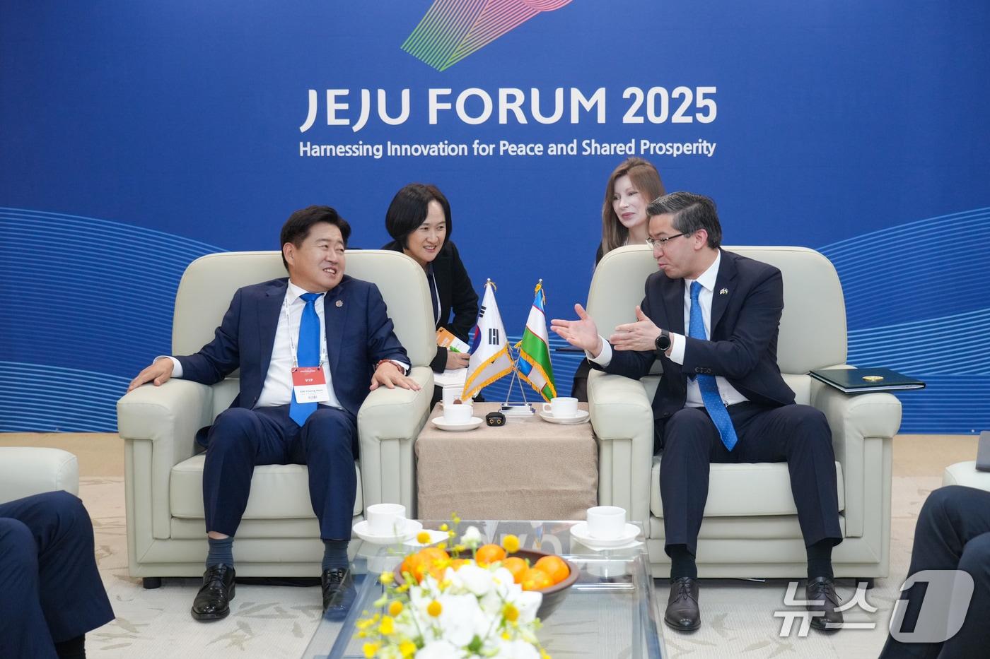 오영훈 제주특별자치도지사와 아브두살로모프 알리쉐르 주한우즈베키스탄 대사가 29일 제주국제컨벤션센터에서 열리는 제20회 평화와 번영을 위한 제주포럼에서 면담을 하고 있다.(제주특별자치도 제공, 재판매 및 DB 금지)