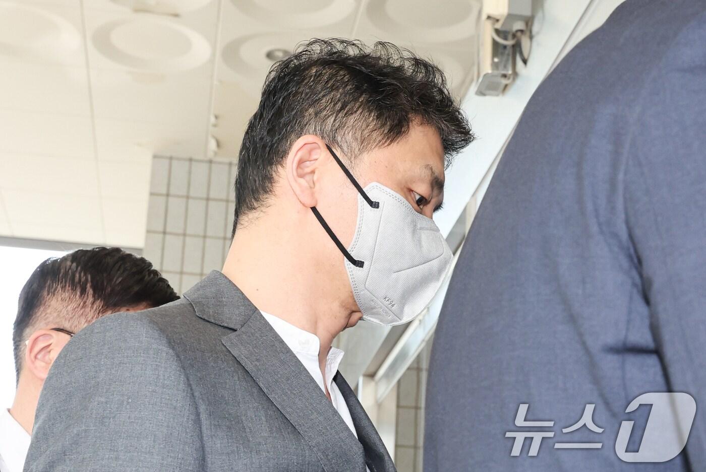 김범수 카카오 미래이니셔티브센터장이 30일 서울 양천구 남부지법에서 열린 'SM엔터테인먼트 주가조작 혐의' 공판에 출석하고 있다. 2025.5.30/뉴스1 ⓒ News1 허경 기자