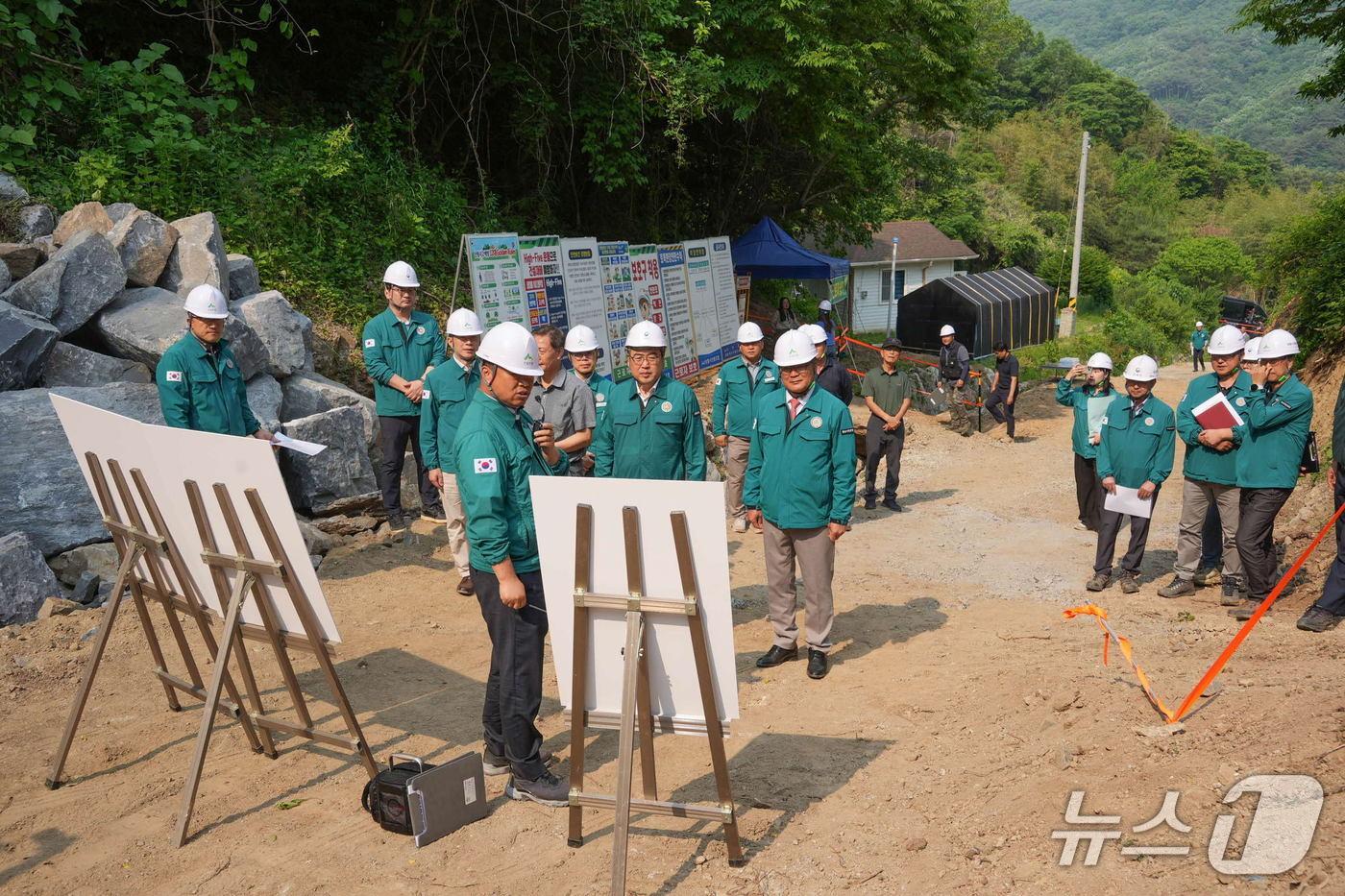 김기웅 서천군수가 산사태 복구현장을 점검하고 있다.(서천군 제공)/뉴스1