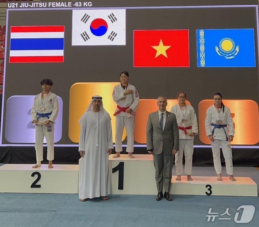 본문 이미지 - 이연지 선수 시상 모습(서구 제공 .재판매 및 DB금지)/뉴스1