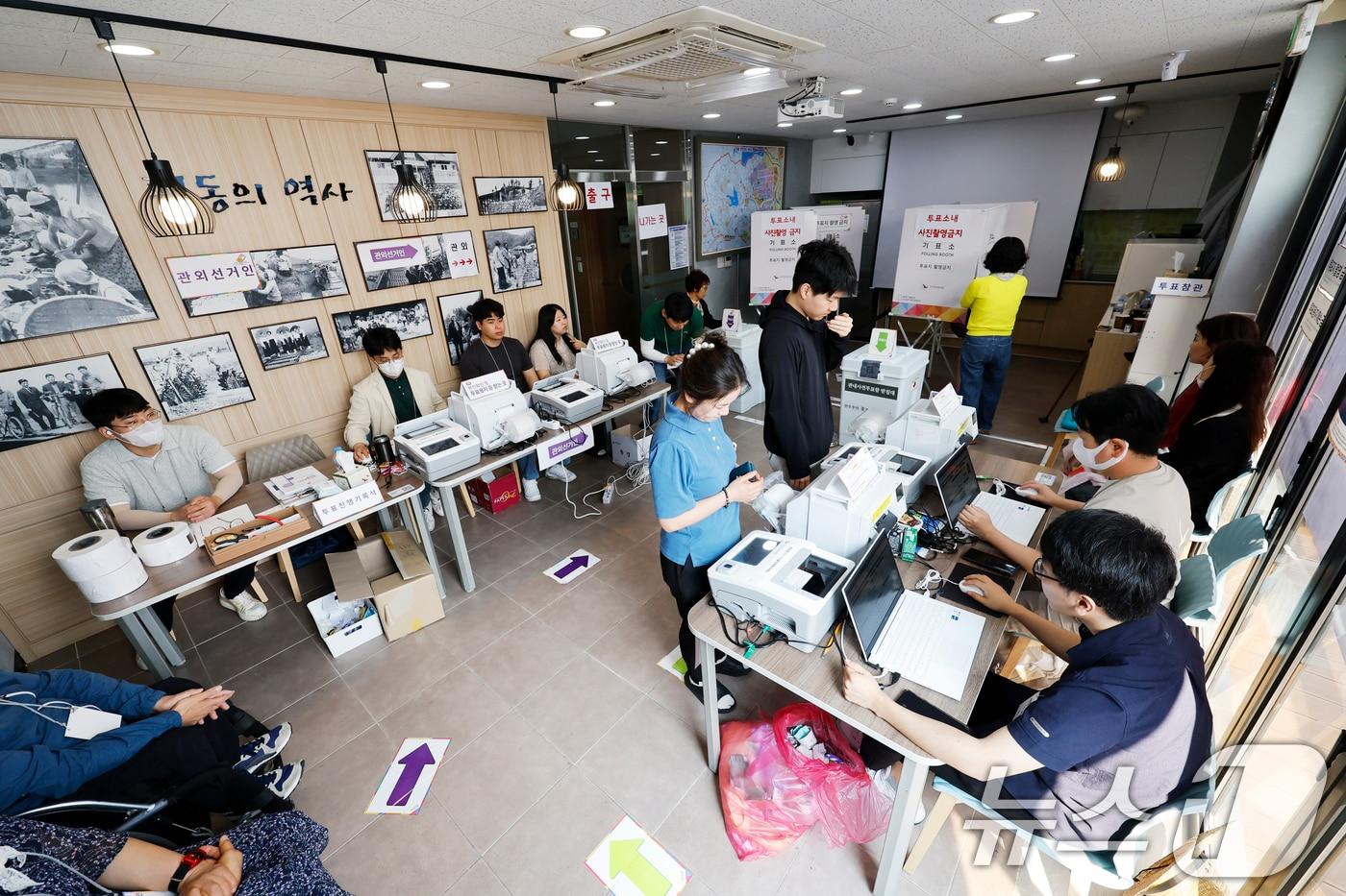 제21대 대통령 선거 사전투표 둘째 날인 30일 광주시 광산구 평동 드림센터 사전투표소에서 유권자들이 한 표를 행사하고 있다 2025.5.30/뉴스1 ⓒ News1 김태성 기자