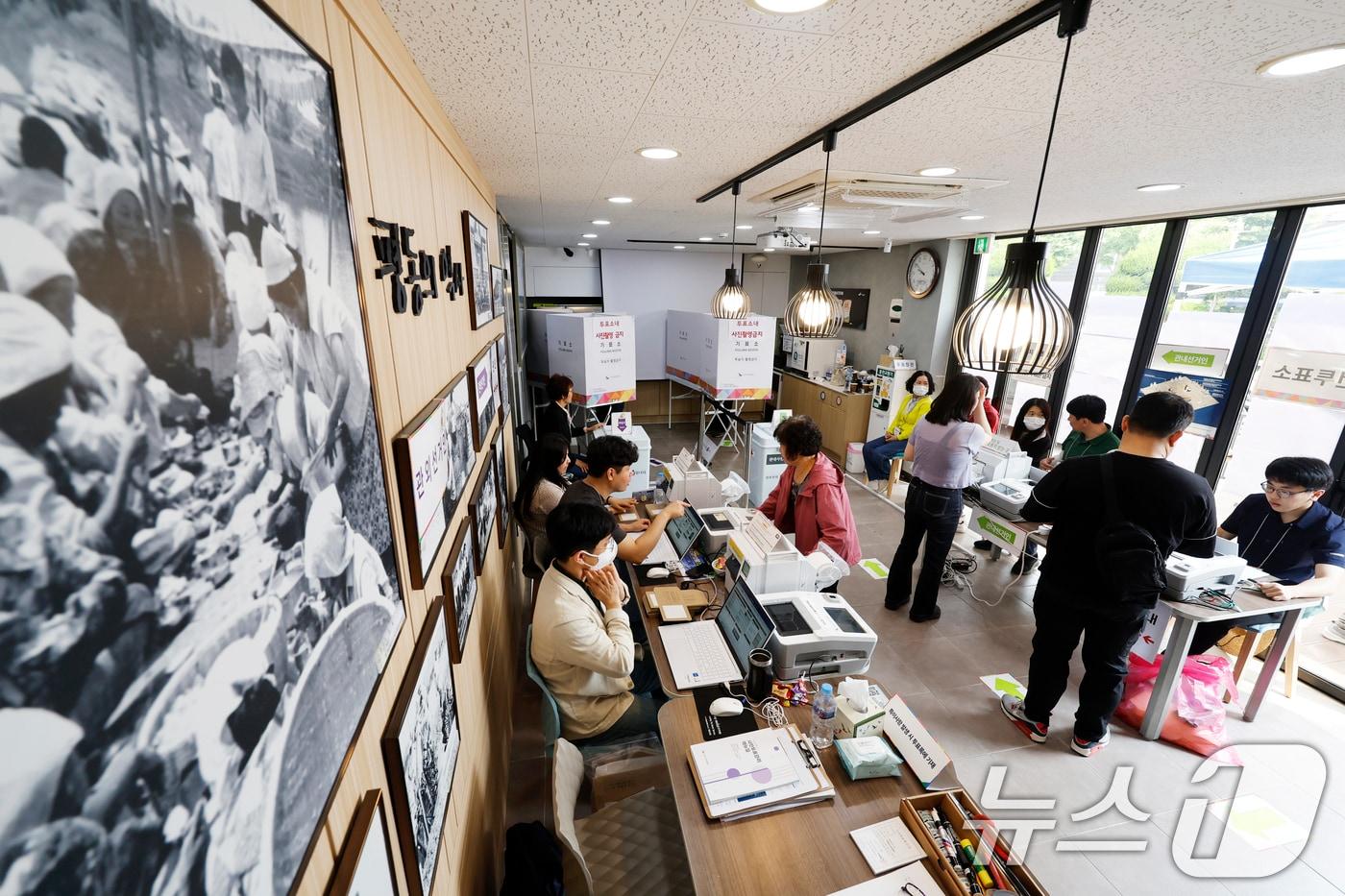 제21대 대통령 선거 사전투표 둘째 날인 30일 광주시 광산구 평동 드림센터 사전투표소에서 유권자들이 한 표를 행사하고 있다 2025.5.30/뉴스1 ⓒ News1 김태성 기자