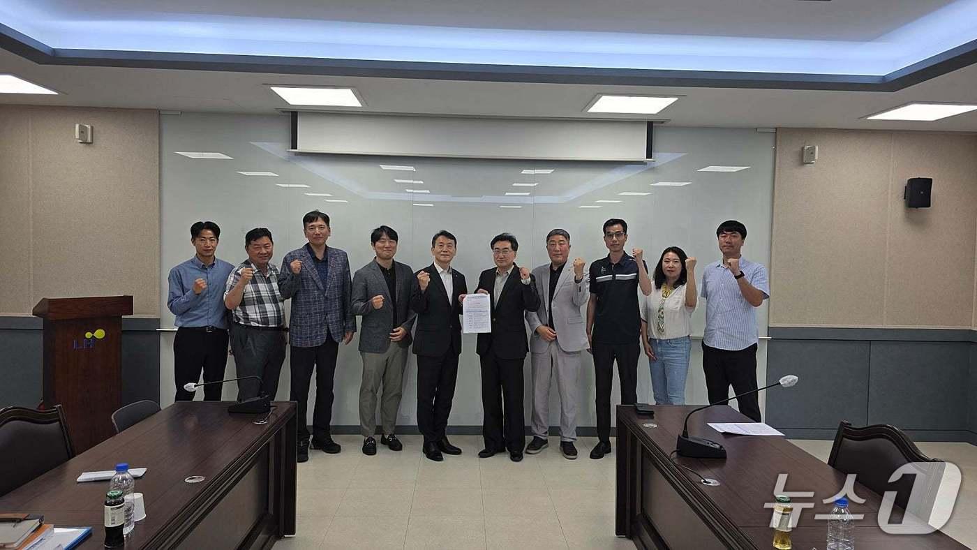 지난 29일 경기 파주시 LH파주사업본부에서 이승철 운정연 회장(왼쪽 6번째)과 임원진이 박철인 파주사업본부장(5번째) 등 LH와 간담회를 갖고 지역현안 문제 해결을 건의했다. (운정연 제공, 재판매 및 DB금지)