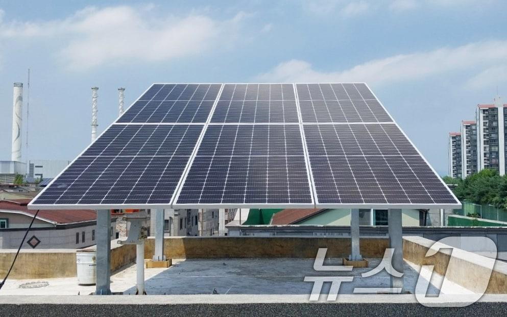 본문 이미지 - 광주시 단독주택에 설치된 자가용 태양광.&#40;광주시 제공. 재판매 및 DB 금지&#41; ⓒ News1 박준배 기자