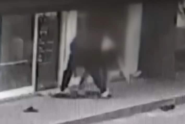 본문 이미지 - 도망가는 전 아내를 붙잡아 폭행하는 남성. &#40;JTBC &#39;사건반장&#39;&#41;