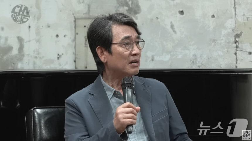 본문 이미지 - 김어준 씨의 유튜브 채널 '다스뵈이다'에 출연한 유시민 작가. 다스뵈이다 갈무리.