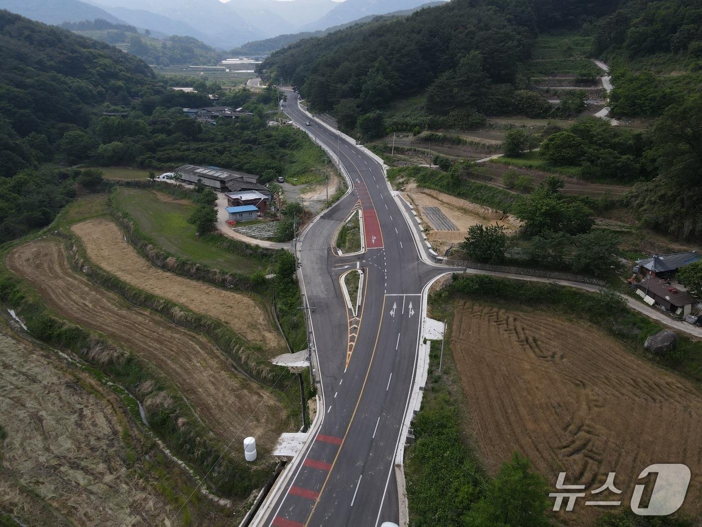 본문 이미지 - 합천군 가회면 오도리 일원의 2차선 도로를 3차선으로 확장한 모습(합천군 제공. 재판매 및 DB금지)