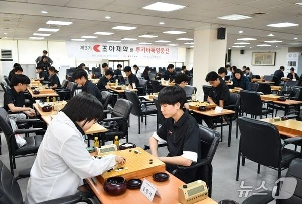 본문 이미지 - 바둑 선수들이 제3회 조아제약배 루키바둑 영웅전에서 경기를 펼치고 있다.&#40;조아제약 제공&#41;/뉴스1