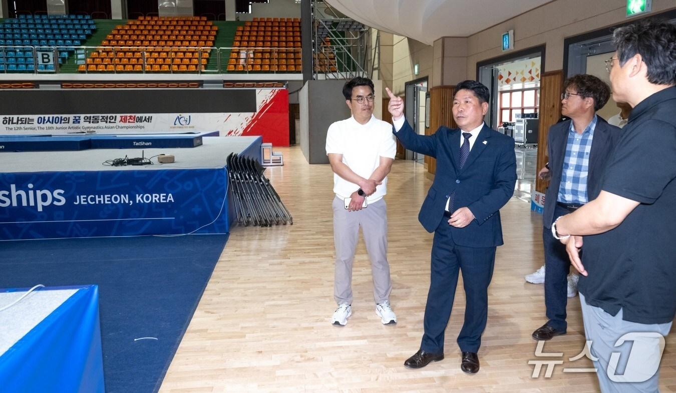 본문 이미지 - 제천시 관계자들이 2025 기계체조 아시아선수권대회장에서 막바지 준비에 나섰다.&#40;제천시 제공, 재판매 및 DB금지&#41;/뉴스1 