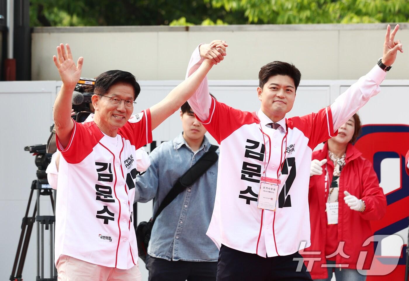 국민의힘 김문수 전 대통령 후보와 김용태 비상대책위원장이 지난달 30일 경기 가평군 청평시계탑 광장에서 유세를 하고 있다. 2025.5.30/뉴스1 ⓒ News1 김민지 기자