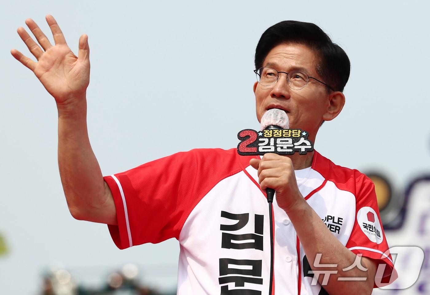 김문수 국민의힘 대통령 후보가 30일 경기 가평군 청평시계탑 광장에서 유세를 하고 있다. 2025.5.30/뉴스1 ⓒ News1 김민지 기자