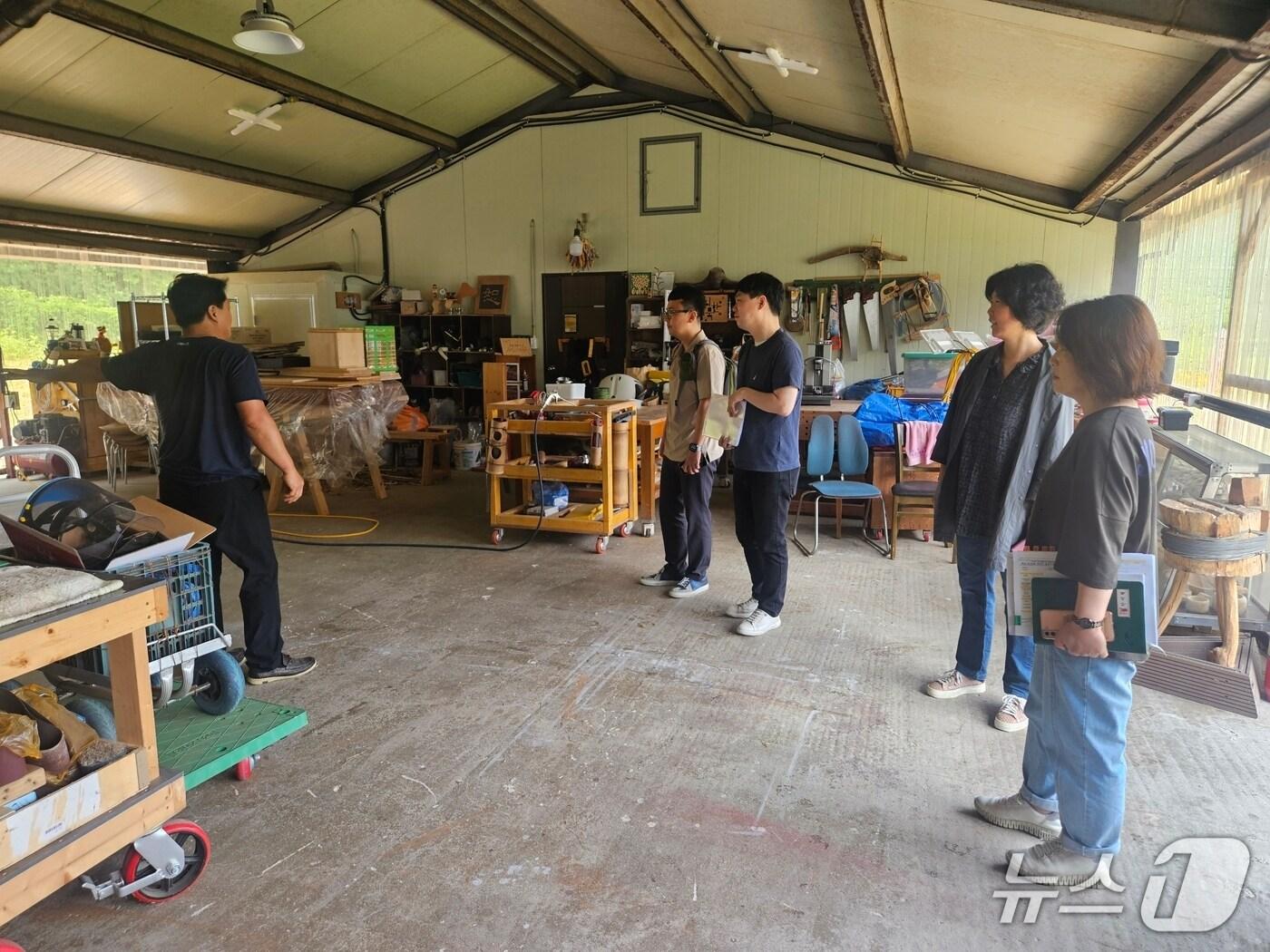 본문 이미지 - 30일 전북 진안군이 ‘농촌 돌봄서비스 활성화 사업’의 운영 실태를 점검하고 개선방향을 모색하기 위해 현장모니터링을 실시하고 있다.(진안군제공. 재판매 및 DB금지)2025.5.30/뉴스1