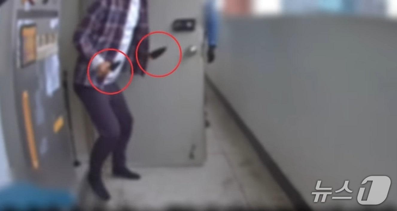 본문 이미지 - 흉기 위협 용의자가 양손에 칼을 들고 경찰에게 달려들었다.(경찰청 유튜브 채널)2025.5.30/뉴스1