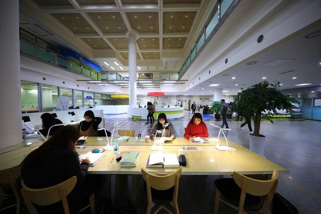 본문 이미지 - 충북대학교 중앙도서관.(충북대학교 제공. 재판매 및 DB금지)/뉴스1