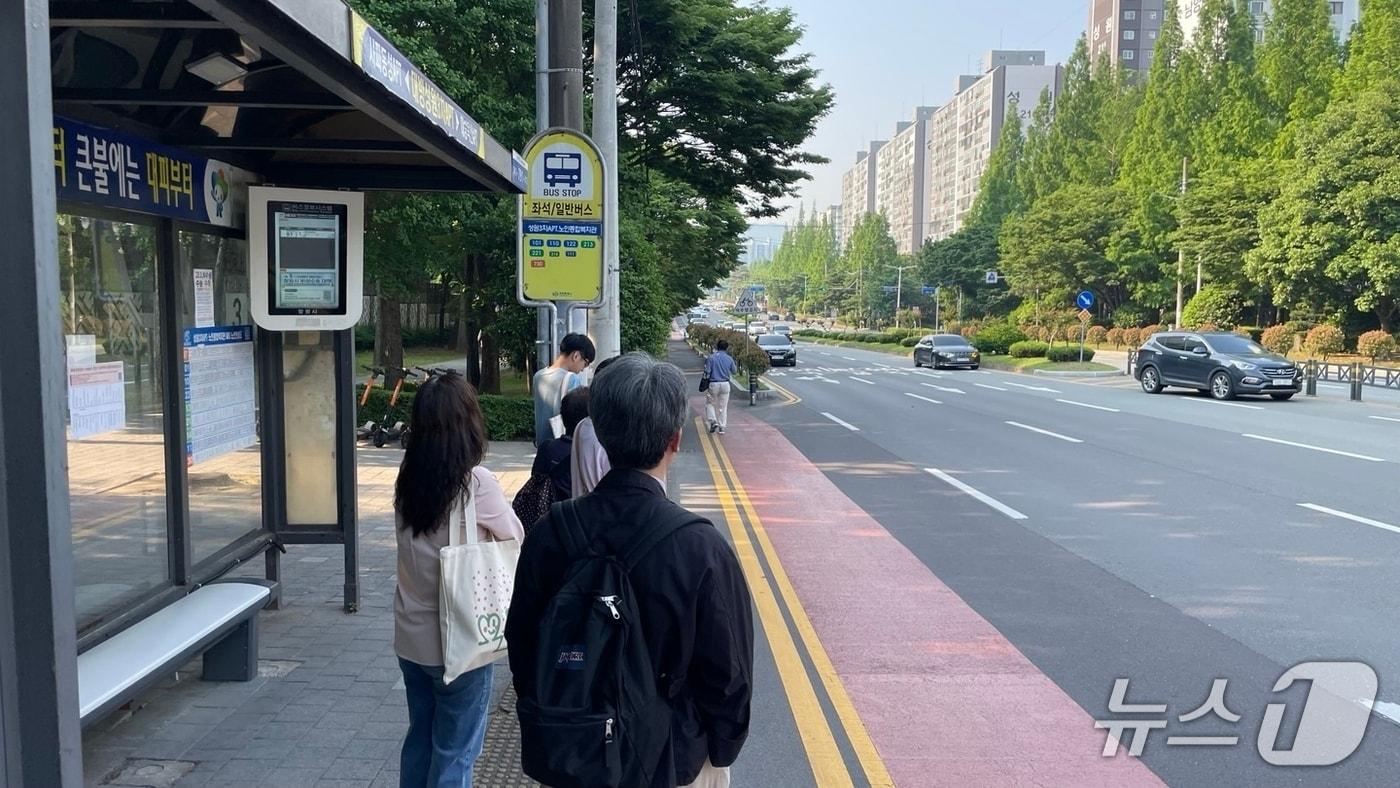 창원 시내버스 노조의 총파업 사흘째인 30일 창원시 성산구 성원남산3차아파트 앞 버스정류장에서 시민들이 임시버스가 오는 방향을 바라보고 있다.2025.5.30/뉴스1 강정태 기자