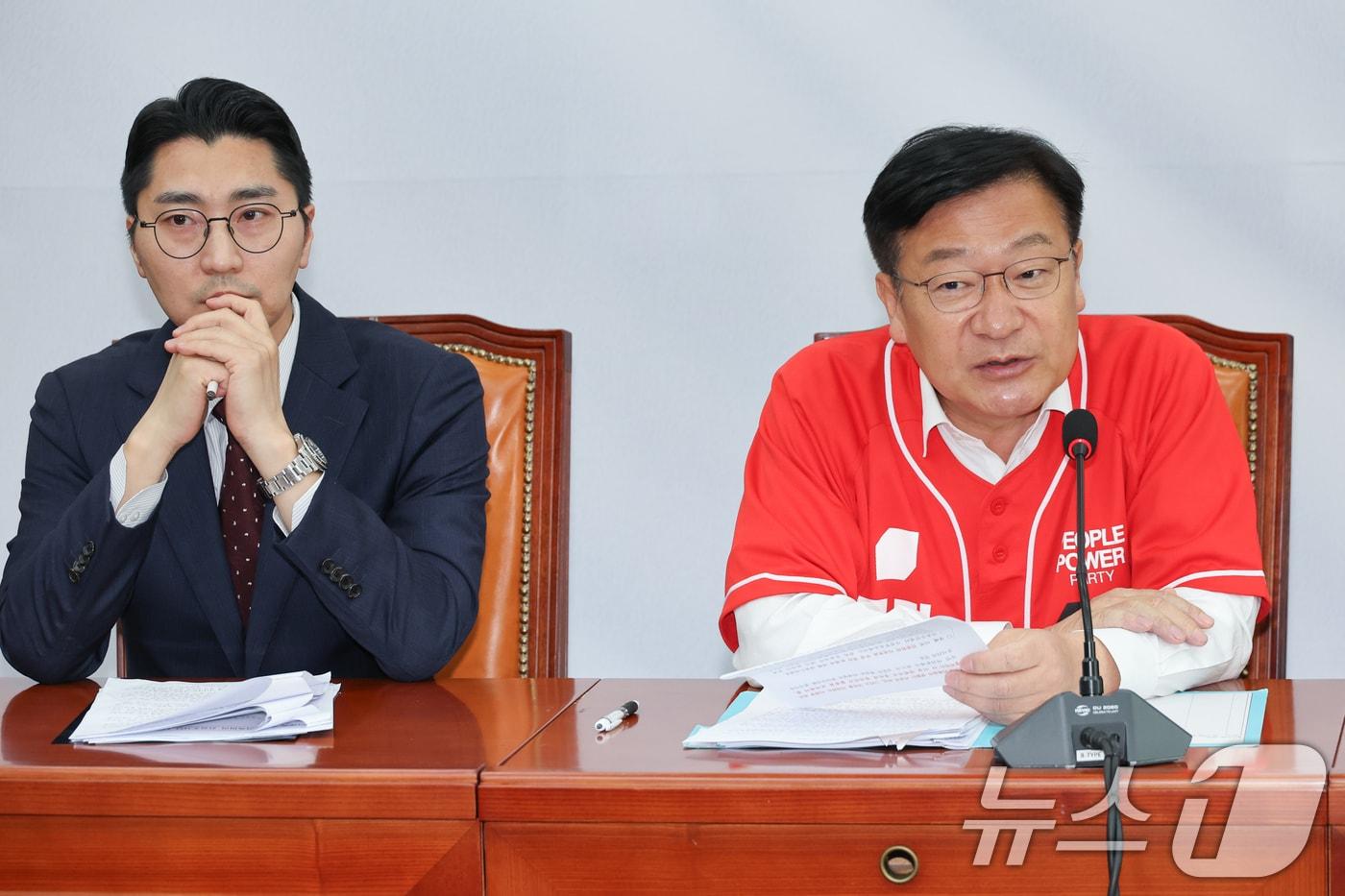 정점식 국민의힘 클린선거본부장이 30일 서울 여의도 국회에서 이재명 더불어민주당 대통령 후보 가족비리 진상조사단 1차 회의를 마친 뒤 백브리핑 모두 발언을 하고 있다. 왼쪽은 박준태 의원. 2025.5.30/뉴스1 ⓒ News1 안은나 기자