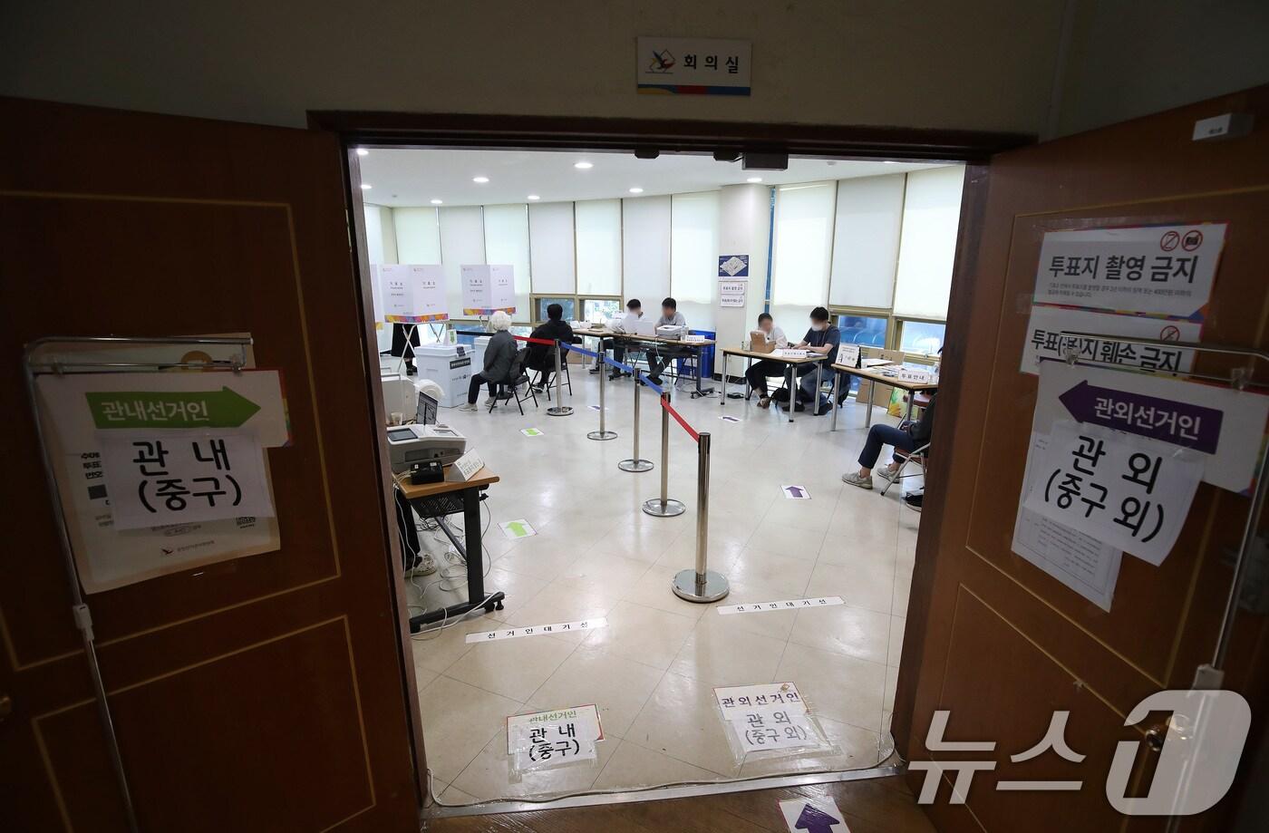 21대 대통령선거 사전투표 둘째날인 30일 오전 대구 중구 선거관리위원회 2층 회의실에 마련된 사전투표소가 유권자의 발길이 뜸해 한산한 모습이다. 대구는 이번 대선 사전투표 기간 전국에서 가장 낮은 투표율을 보이고 있다. 2025.5.30/뉴스1 ⓒ News1 공정식 기자