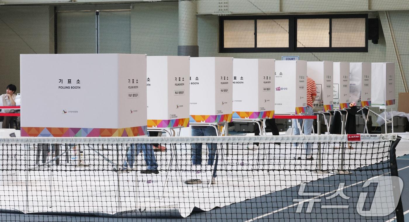 제21대 대통령선거 사전투표 둘째 날인 30일 오전 경기 수원시 권선구 정현중보들테니스센터에 마련된 사전투표서에서 시민들이 사전투표를 하고 있다.  2025.5.30/뉴스1 ⓒ News1 김영운 기자