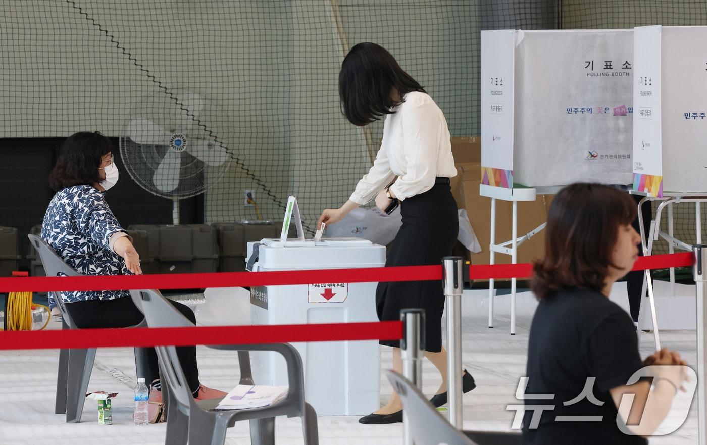 투표소에서 시민들이 사전투표를 하고 있다. /뉴스1 ⓒ News1 김영운 기자