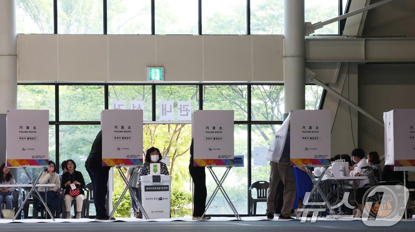 제21대 대통령선거 사전투표 둘째 날인 30일 오전 경기 수원시 권선구 정현중보들테니스센터에 마련된 사전투표서에서 시민들이 사전투표를 하고 있다. 2025.5.30/뉴스1 ⓒ News1 김영운 기자