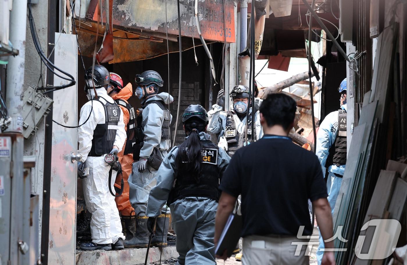 30일 경찰·소방·한국가스공사 등 관계자들이 서울 을지로 세운상가 인근 화재 현장에서 합동감식을 하고 있다. 지난 28일 오후 3시 25분쯤 세운상가 인근 재개발 예정지구에서 화재가 발생해 총 114개 점포 중 영업 중이던 48개 점포가 소실됐다. 2025.5.30/뉴스1 ⓒ News1 김성진 기자