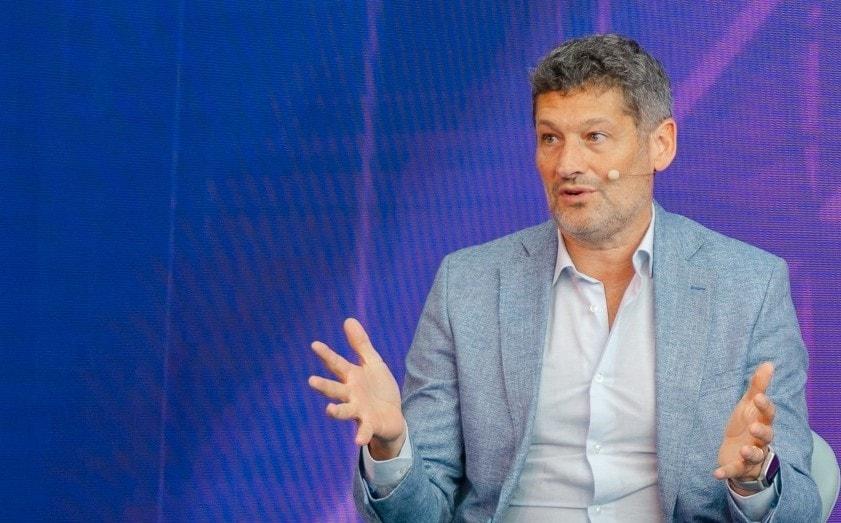 본문 이미지 -  토마소 디 지오바니(Tommaso Di Giovanni) PMI 커뮤니케이션 및 인게이지먼트 부사장이 지난 27일(현지시간) 스위스 뇌샤텔 PMI R&D센터 더 큐브에서 열린 '테크노베이션2025'에서 담배 연기 없는 미래 비전에 대해 설명하고 있다.  (필립모리스 제공)