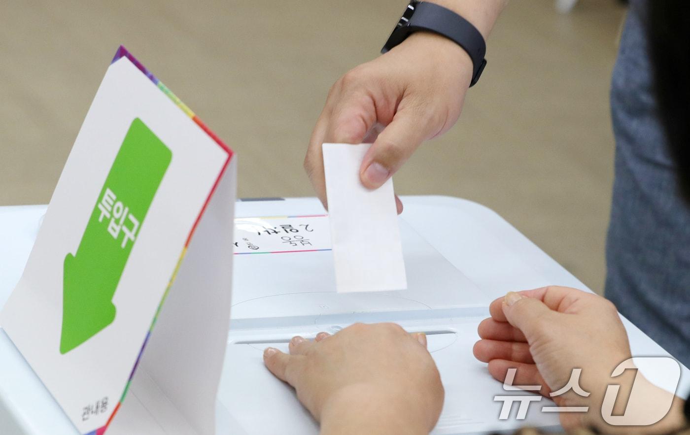 제21대 대통령 선거 사전 투표 둘째 날인 30일 전북 완주군 봉동읍행정복지센터에 마련된 사전투표소에서 한 유권자가 투표를 하고 있다. 2025.5.30/뉴스1 ⓒ News1 유경석 기자