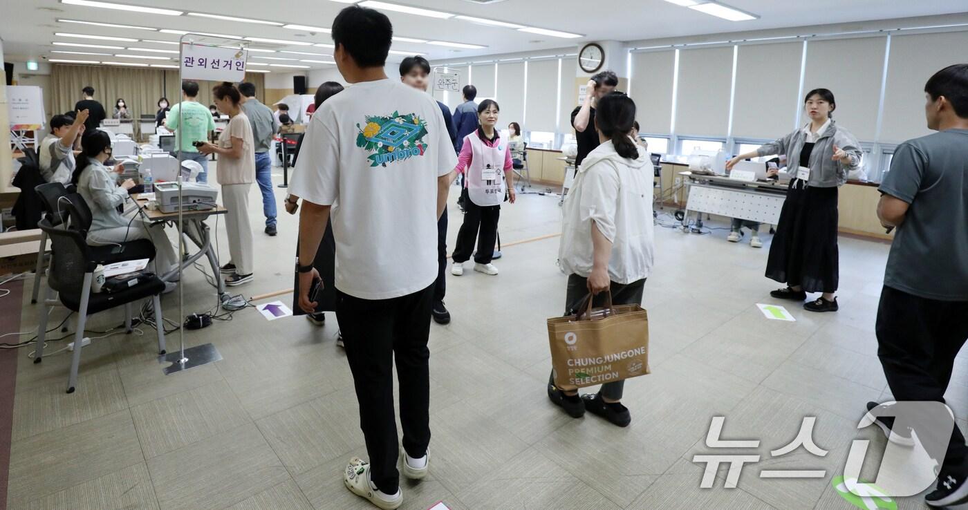 제21대 대통령 선거 사전 투표 둘째 날인 30일 전북 완주군 봉동읍행정복지센터에 마련된 사전투표소를 찾은 유권자들이 투표를 하고 있다. 2025.5.30/뉴스1 ⓒ News1 유경석 기자