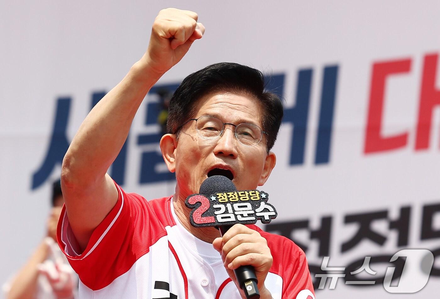 김문수 국민의힘 대통령 후보가 30일 오전 경기 이천산림조합 앞 중리사거리에서 유세를 하고 있다. 2025.5.30/뉴스1 ⓒ News1 김민지 기자