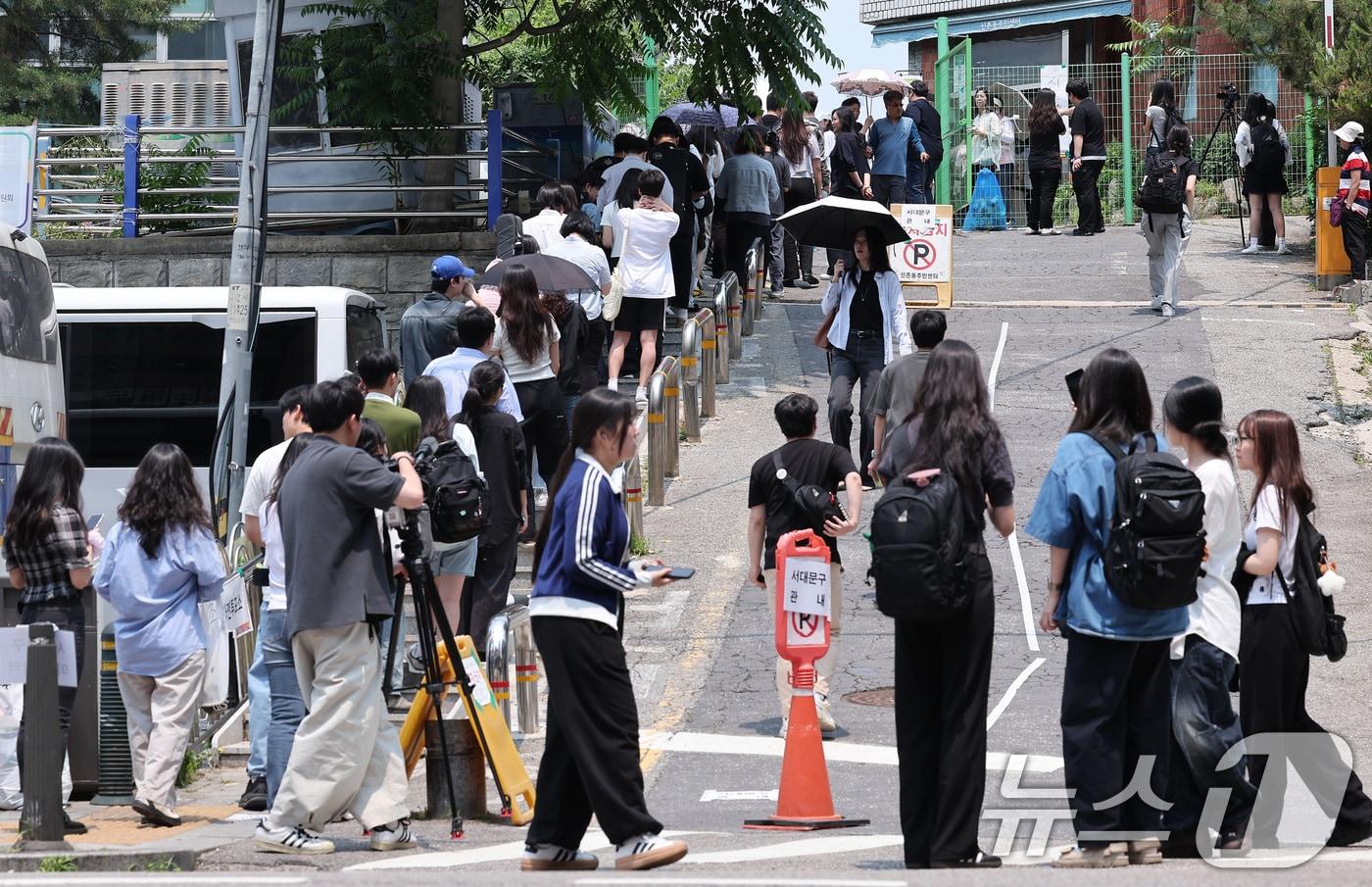 제21대 대통령 선거 사전 투표 둘째 날인 30일 서울 서대문구 구 신촌동 주민센터에 마련된 신촌동 사전투표소에서 유권자들이 투표를 하기 위해 줄을 서 있다. 2025.5.30/뉴스1 ⓒ News1 김성진 기자