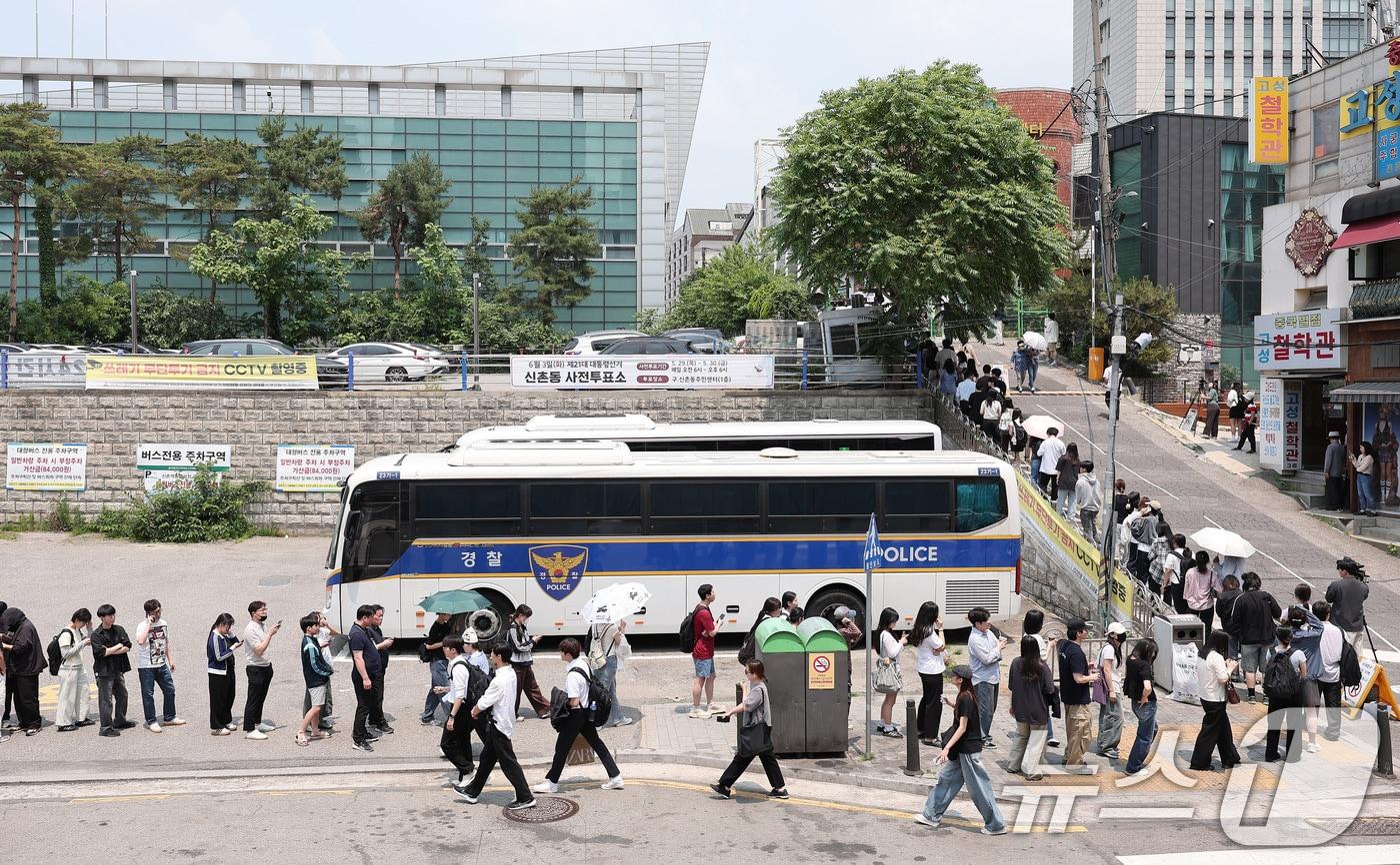 제21대 대통령 선거 사전 투표 둘째 날인 30일 서울 서대문구 구 신촌동 주민센터에 마련된 신촌동 사전투표소에서 유권자들이 투표를 하기 위해 줄을 서 있다. 025.5.30/뉴스1 ⓒ News1 김성진 기자