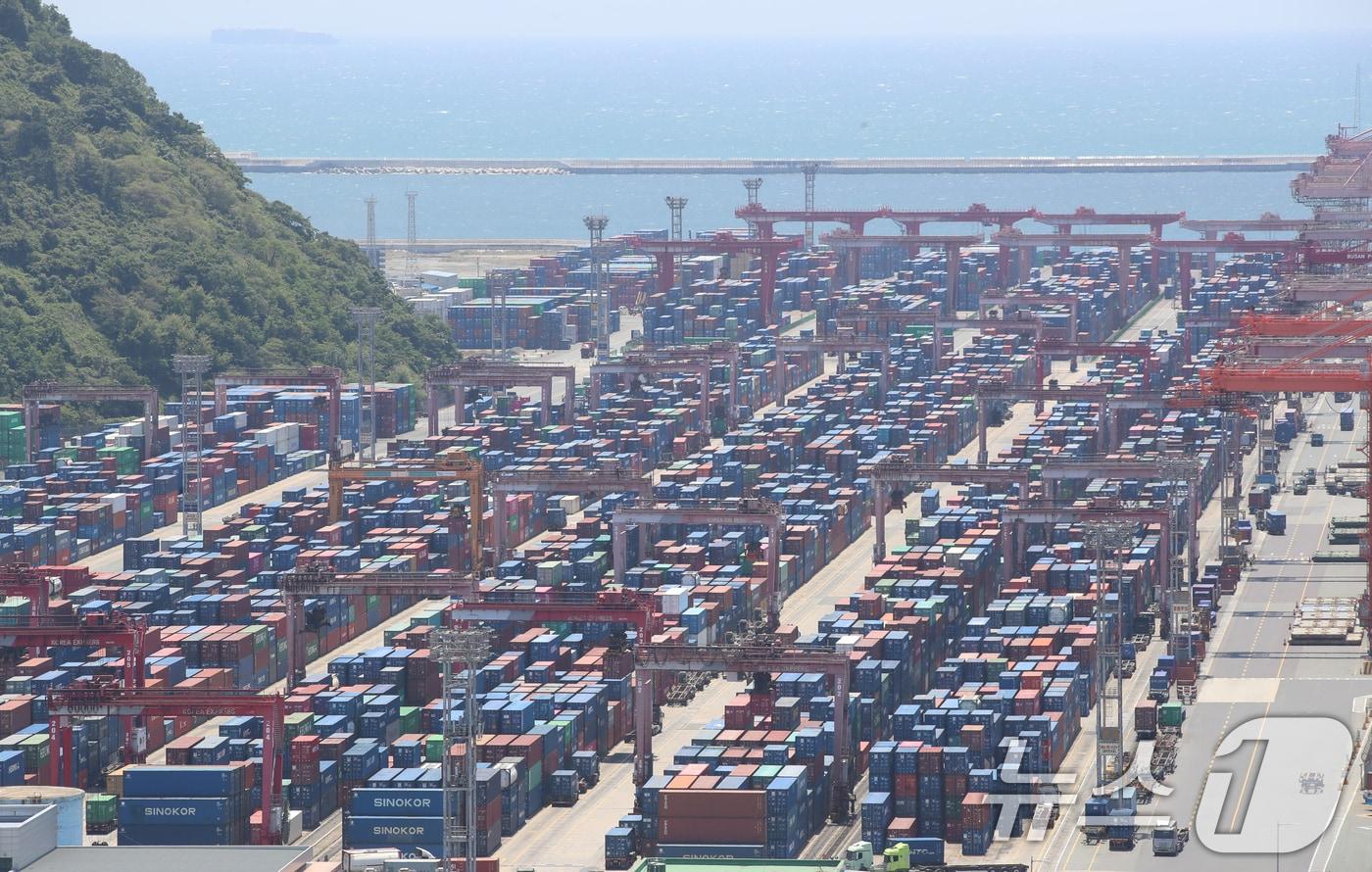 30일 부산항 신선대부두 야적장에 컨테이너가 가득 쌓여 있다. 2025.5.30/뉴스1 ⓒ News1 윤일지 기자