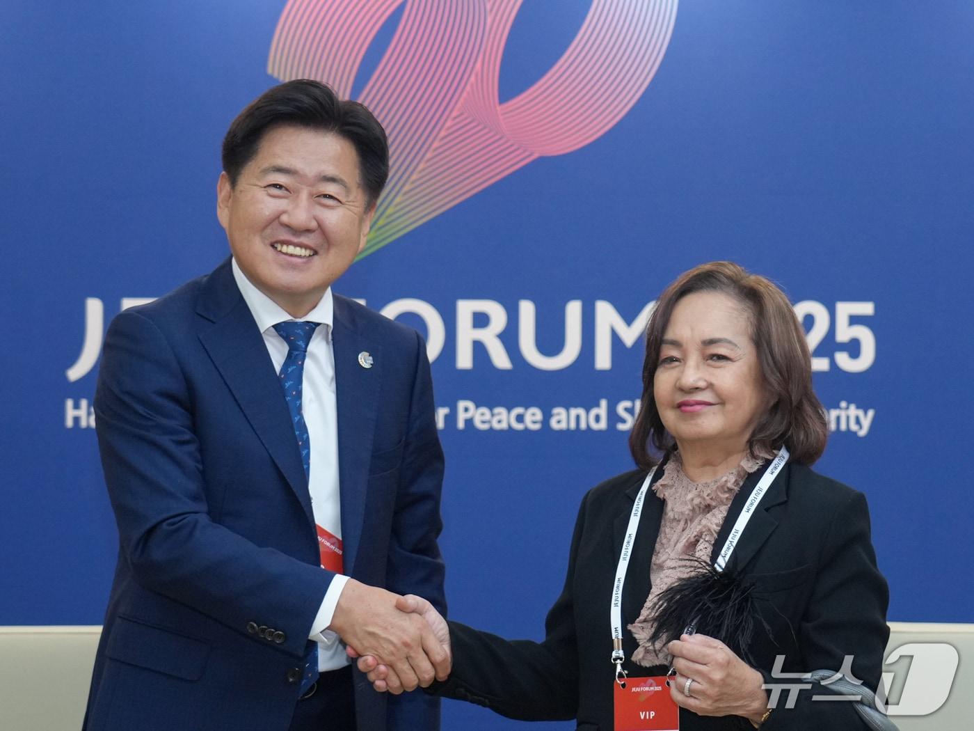 본문 이미지 - 오영훈 제주지사가 지난 28일 글로리아 마카파갈 아로요 전 필리핀 대통령을 만나 기념촬영을 하고 있다.(제주도 제공. 재판매 및 DB 금지)