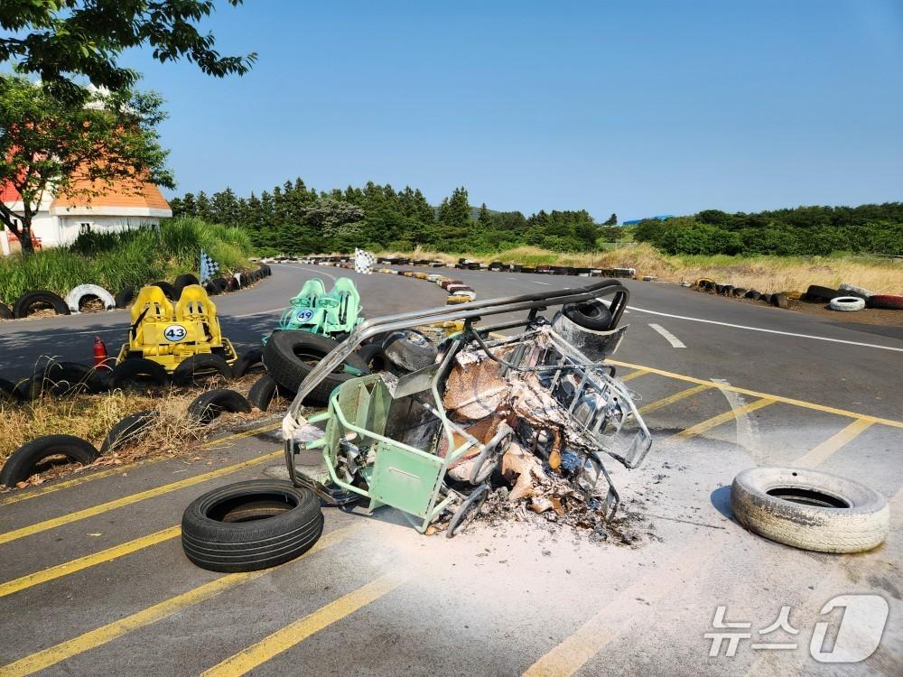 본문 이미지 -  불이 난 레저카트.(제주도 소방안전본부 제공. 재판매 및 DB 금지)/뉴스1