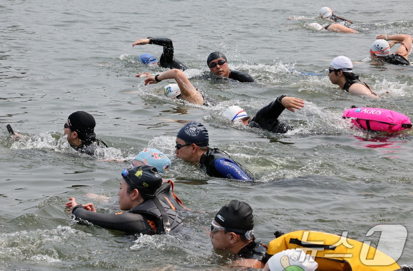 30일 오전 서울 송파구 잠실대교 남단에서 열린 제2회 쉬엄쉬엄 한강 3종 축제 상급자코스 수영 1km 코스에서 참가자들이 한강에 입수해 수영하고 있다. 올해 2회를 맞은 이 축제는 각자 체력 수준에 따라 '나만의 속도와 방식'으로 수영, 자전거, 달리기 3가지 종목을 완주하는 '쉬엄쉬엄 한강 3종 경기' 등으로 구성됐으며 이날부터 사흘간 진행된다. 2025.5.30/뉴스1 ⓒ News1 이동해 기자