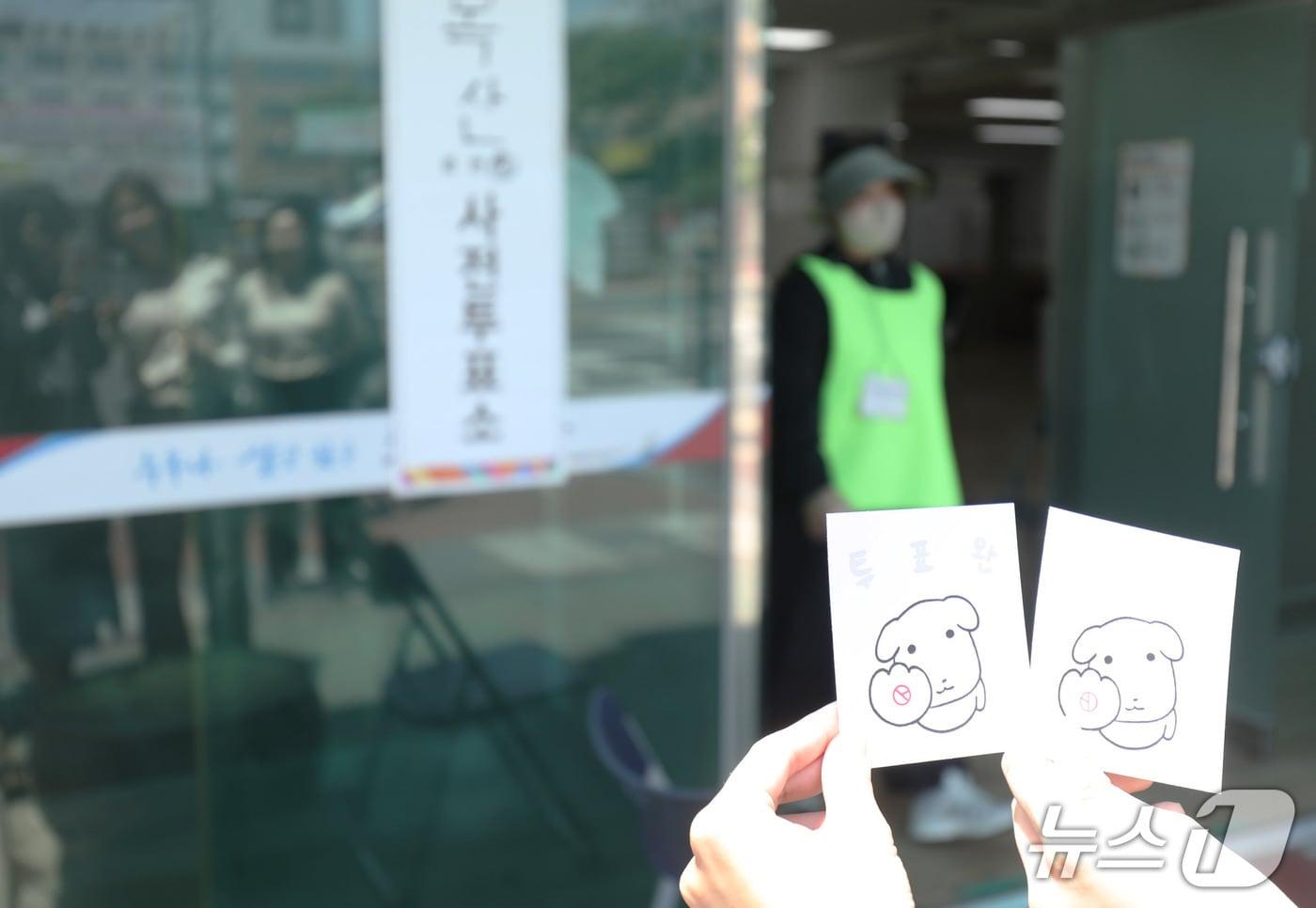 30일 울산 중구 복산동의 한 사전투표소에 유권자들이 준비해 온 SNS인증 투표지를 촬영하고 있다.2025.5.30/뉴스1 ⓒNews1 김지혜 기자