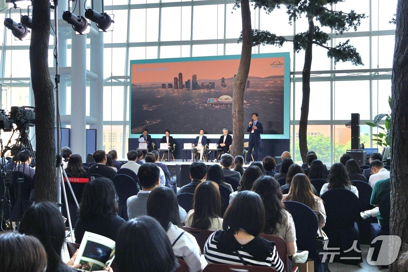  30일 제주국제컨벤션센터에서 열린 20회 제주포럼 '기후위기와 평생교육' 세션(제주도 제공)/뉴스1