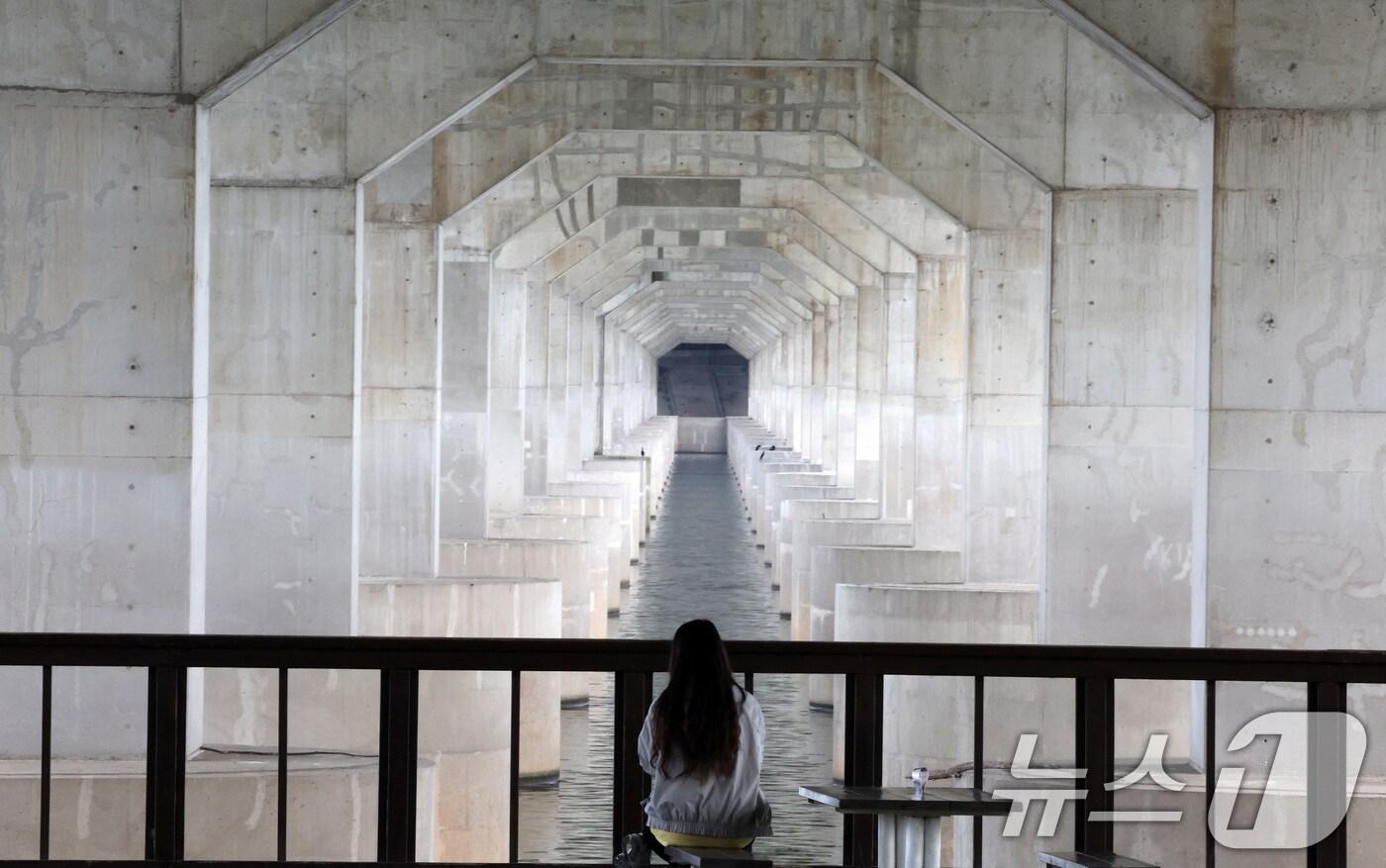 한낮 초여름 날씨가 이어지고 있는 지난달 30일 서울 광진구 뚝섬 한강공원을 찾은 시민들이 그늘막 아래에서 더위를 피하고 있다./뉴스1 ⓒ News1 이동해 기자