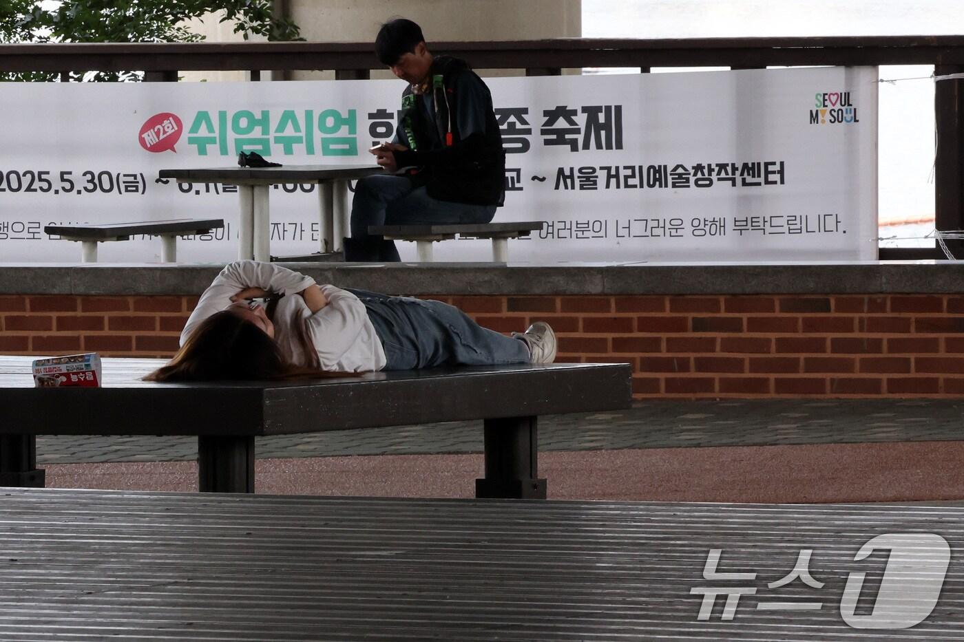 한낮 초여름 날씨가 이어지고 있는 30일 서울 광진구 뚝섬 한강공원을 찾은 시민들이 그늘막 아래에서 더위를 피하고 있다./뉴스1 ⓒ News1 이동해 기자