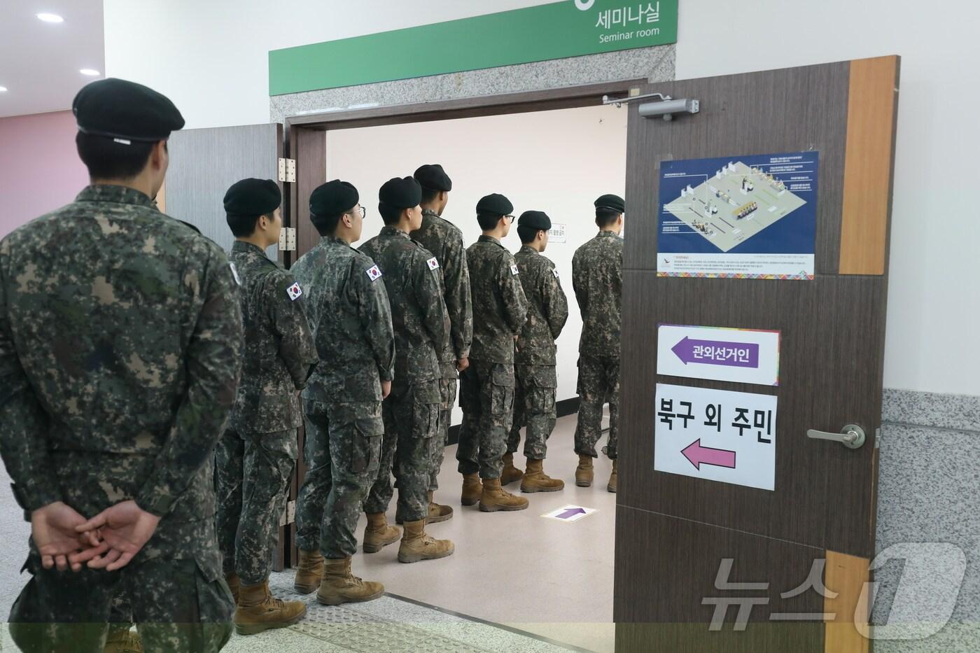 제21대 대통령 선거 사전투표 이틀째인 30일 광주 북구 삼각동 사전투표소인 남도향토박물관 3층에 육군 제31사단 장병들이 투표를 위해 줄 서 있다. 2025.5.30/뉴스1 ⓒ News1 최성국 기자
