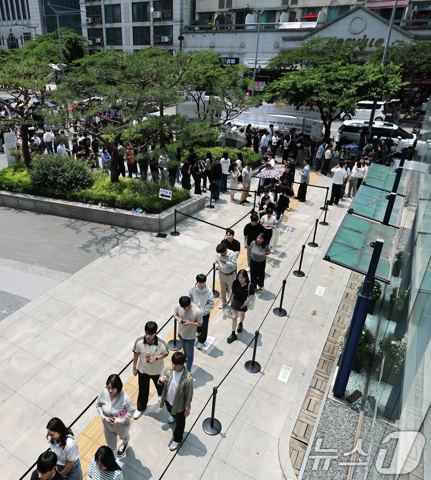 본문 이미지 - 제21대 대통령 선거 사전 투표 둘째 날인 30일 오후 서울 강남구 역삼1동 주민센터에 마련된 사전투표소에서 점심시간을 이용해 투표소를 찾은 유권자들이 길게 줄을 늘어서 있다. 2025.5.30/뉴스1 ⓒ News1 오대일 기자