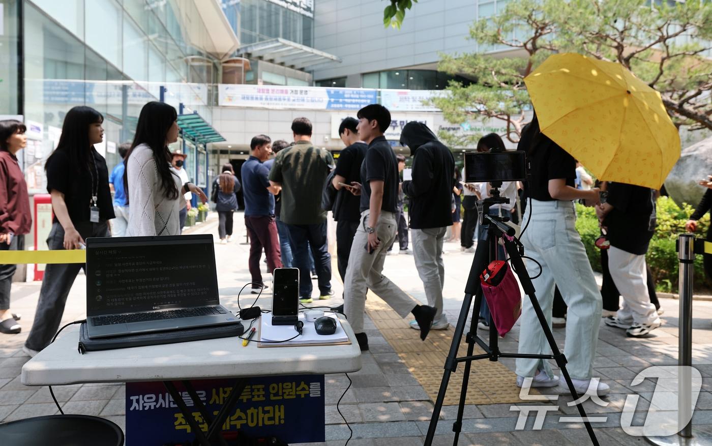 제21대 대통령 선거 사전 투표 둘째 날인 30일 오후 서울 강남구 역삼1동 주민센터에 마련된 사전투표소에서 클린선거시민행동 회원들이 사전투표 부정선거 감시 활동을 하고 있다. 2025.5.30/뉴스1 ⓒ News1 오대일 기자