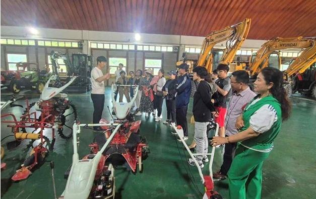 본문 이미지 - 탈북민들이 충남지역에서 진행되는 선도 농가 견학 및 체험 교육에 참여하여 설명을 듣고 있다.(남북하나재단 제공)