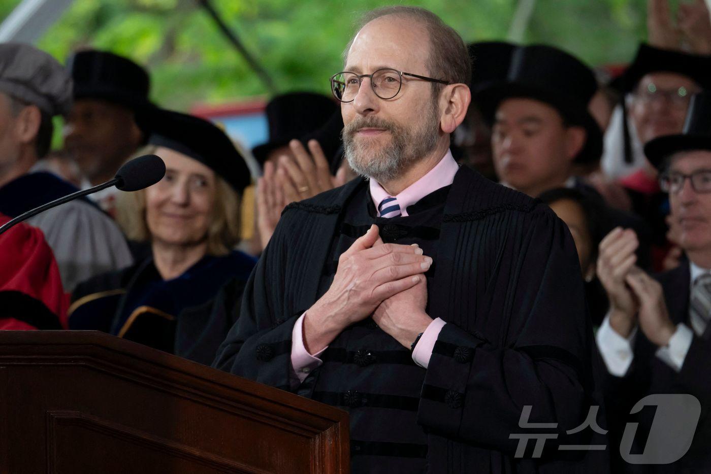 앨런 가버 하버드대 총장이 28일&#40;현지시간&#41; 캠퍼스 중앙 광장인 하버드야드에서 열린 졸업식에서 연설하는 동안 가슴에 손을 얹고 있다. 2025.05.29. ⓒ AFP=뉴스1 ⓒ News1 권영미 기자