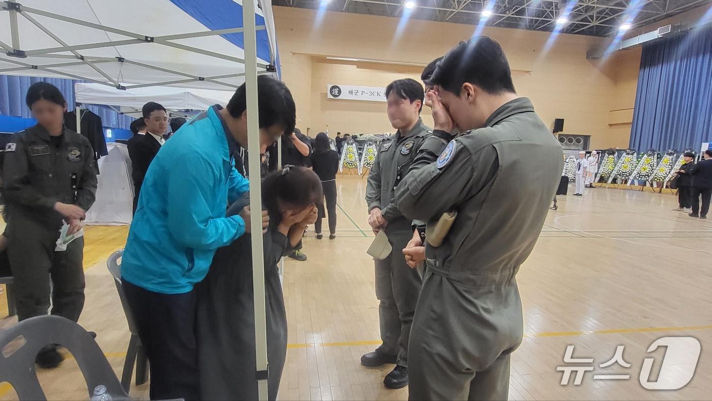 30일 오후 경북 포항시 해군항공사령부 체육관에 마련된 합동분향소에서 고&#40;故&#41; 이태훈 대위의 부모가 눈물을 흘리며 조문객을 맞고 있다.2025.5.30/뉴스1 ⓒ News1 이성덕 기자