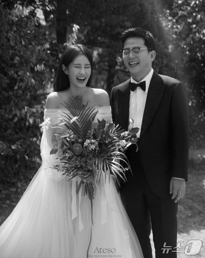 본문 이미지 - 방송인 김준호, 김지민 청첩장