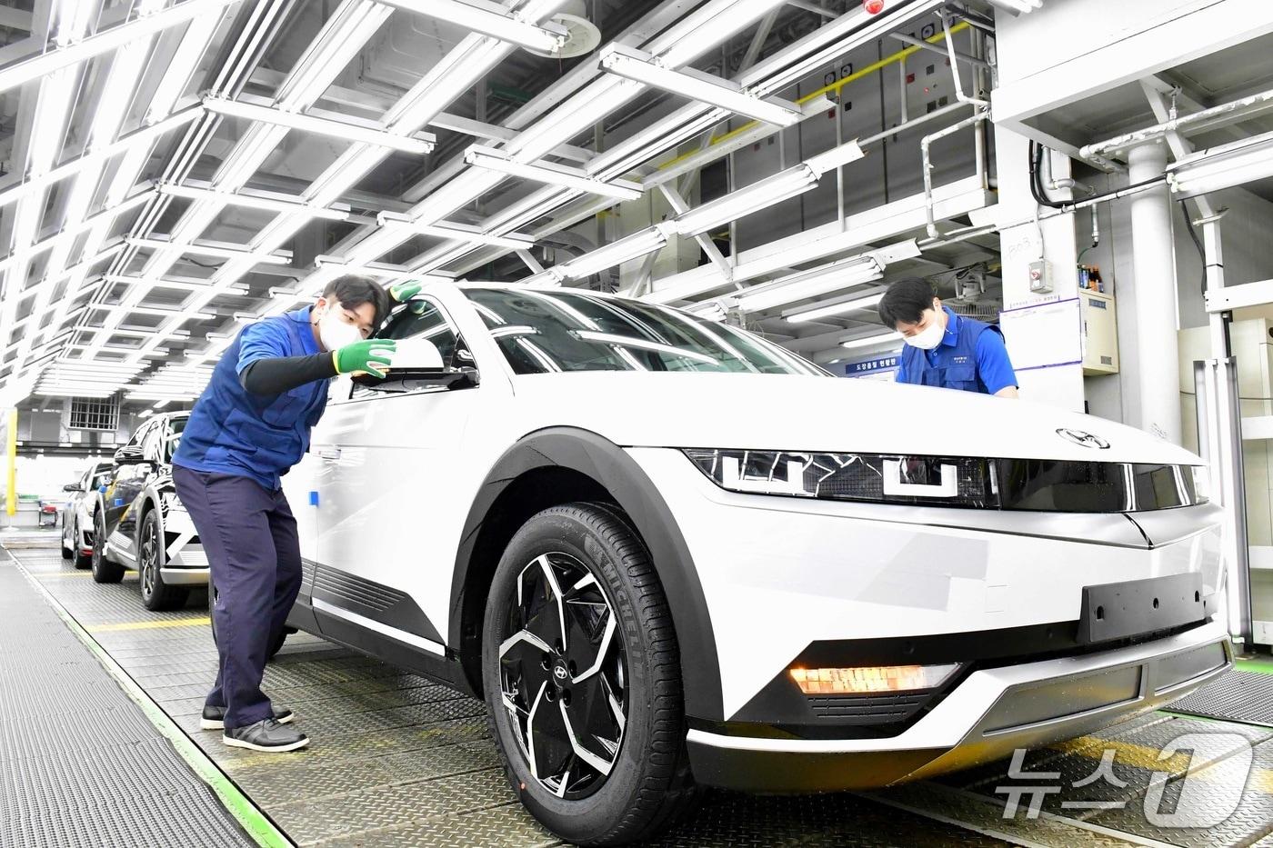 현대차 울산공장에서 생산 중인 전기차 아이오닉 5.(현대차 제공) 