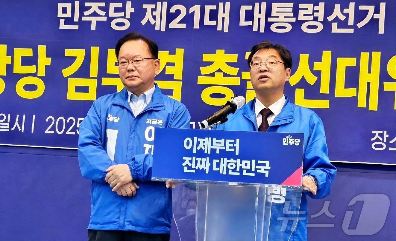 본문 이미지 - 2025년 5월 30일 김부겸 더불어민주당 중앙당 총괄선거대책위원장(왼쪽)과 허소 민주당 대구시당위원장이 대구 중구 삼덕동 더불어민주당 대구시당에서 열린 기자회견에서 발언하고 있다. 2025.5.30 ⓒ 뉴스1 남승렬 기자